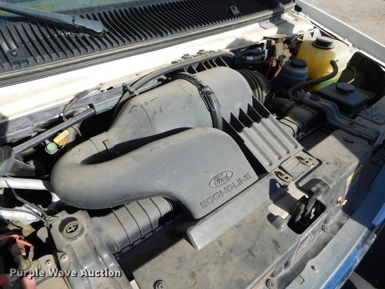 image for item DM2517 2000 Ford E350 Super Duty  shuttle bus