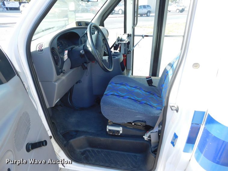 image for item DM2517 2000 Ford E350 Super Duty  shuttle bus