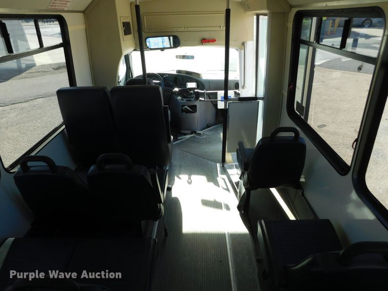 image for item DM2517 2000 Ford E350 Super Duty  shuttle bus