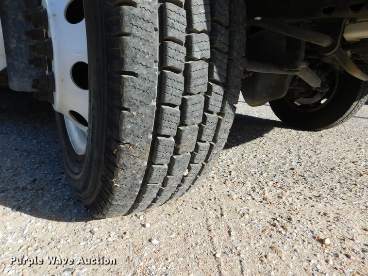 image for item DM2517 2000 Ford E350 Super Duty  shuttle bus