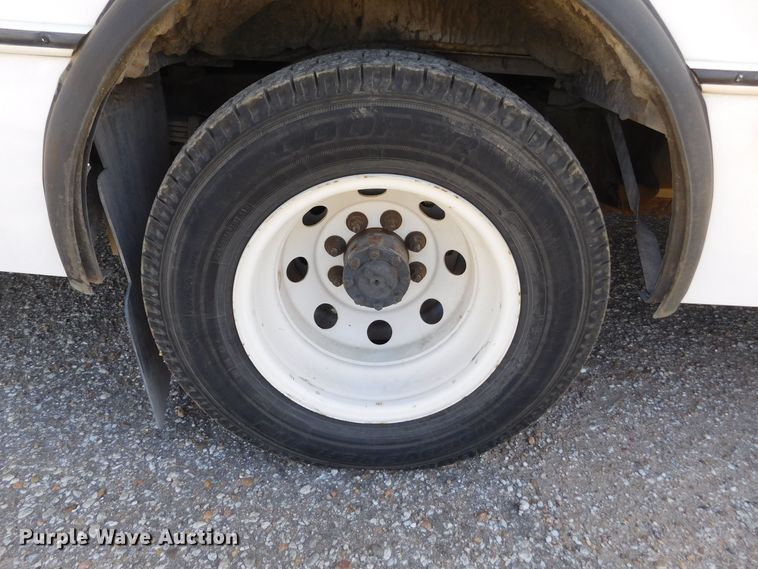 image for item DM2517 2000 Ford E350 Super Duty  shuttle bus