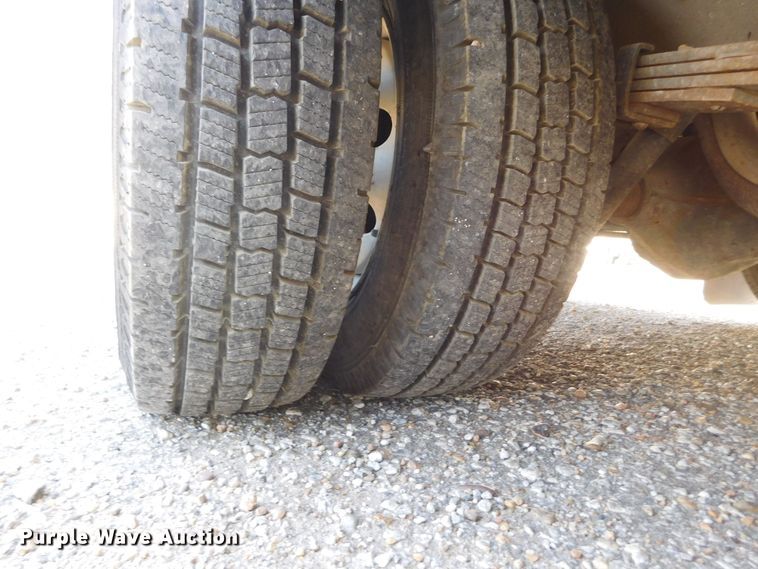 image for item DM2517 2000 Ford E350 Super Duty  shuttle bus