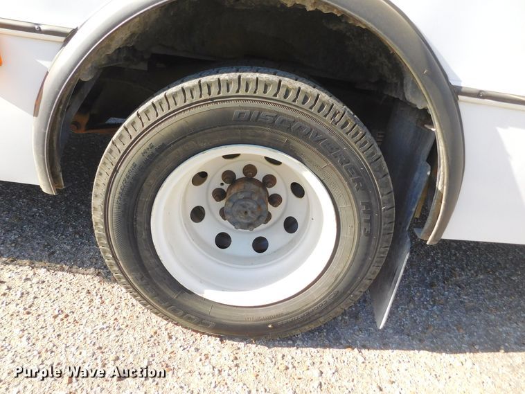 image for item DM2517 2000 Ford E350 Super Duty  shuttle bus