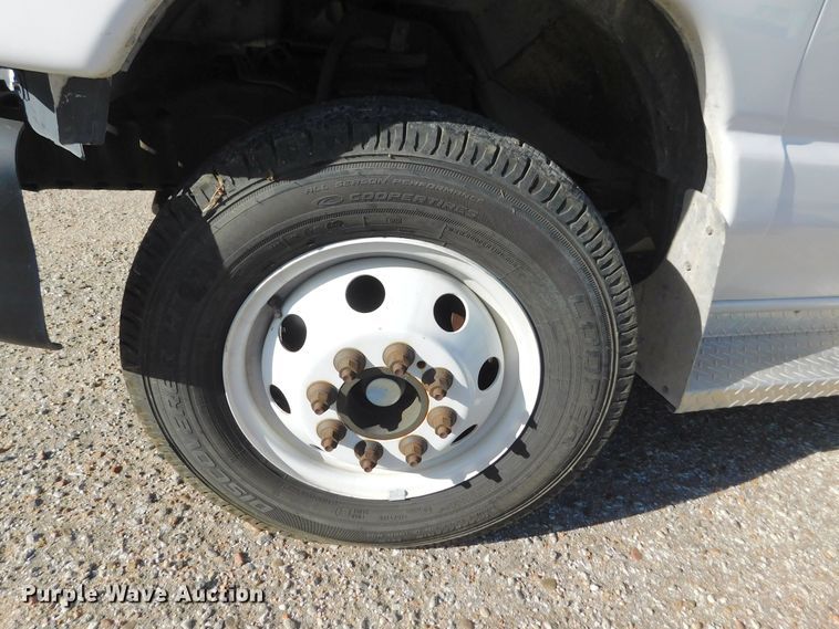 image for item DM2517 2000 Ford E350 Super Duty  shuttle bus