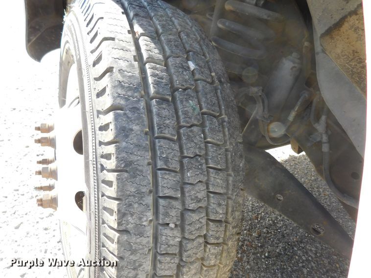 image for item DM2517 2000 Ford E350 Super Duty  shuttle bus