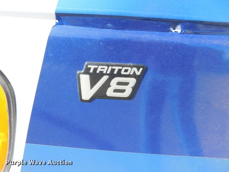 image for item DM2517 2000 Ford E350 Super Duty  shuttle bus