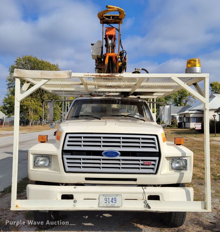 image for item DM8074 1985 Ford F800  digger derrick truck