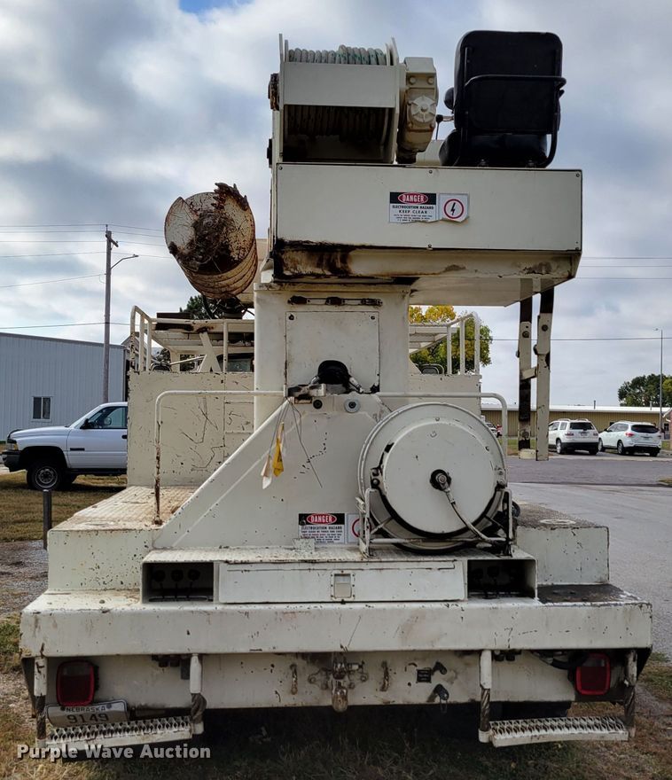 image for item DM8074 1985 Ford F800  digger derrick truck