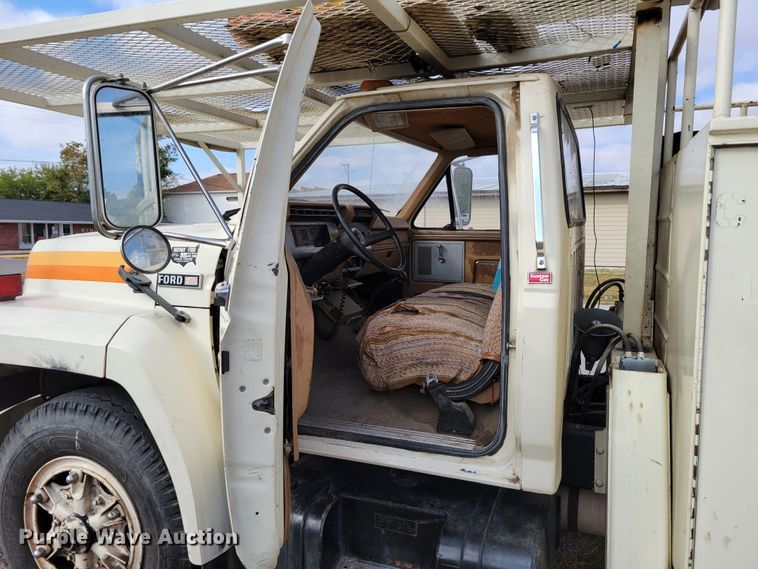 image for item DM8074 1985 Ford F800  digger derrick truck