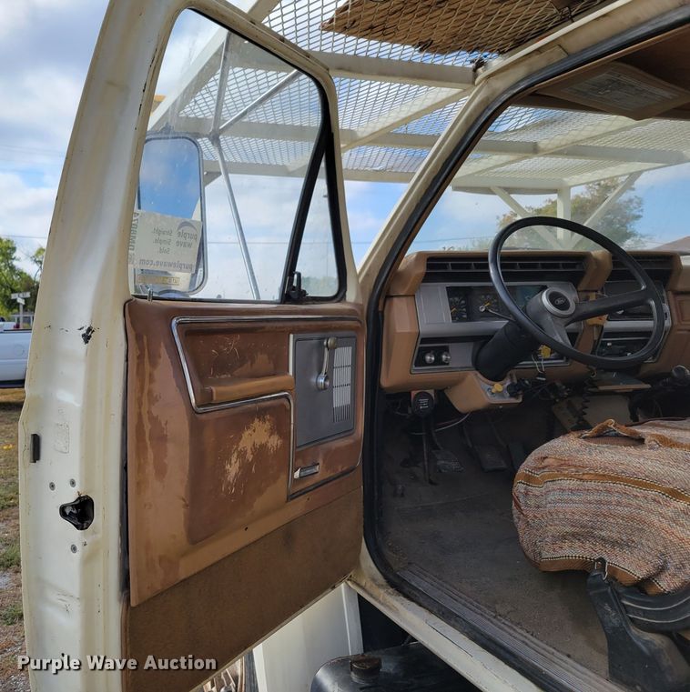 image for item DM8074 1985 Ford F800  digger derrick truck