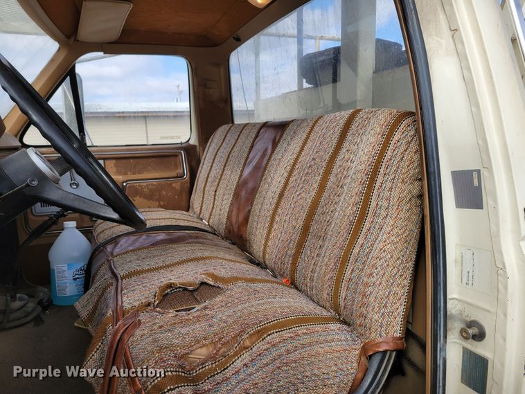 image for item DM8074 1985 Ford F800  digger derrick truck