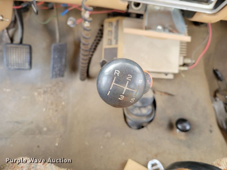 image for item DM8074 1985 Ford F800  digger derrick truck