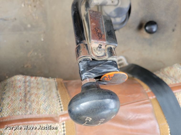 image for item DM8074 1985 Ford F800  digger derrick truck