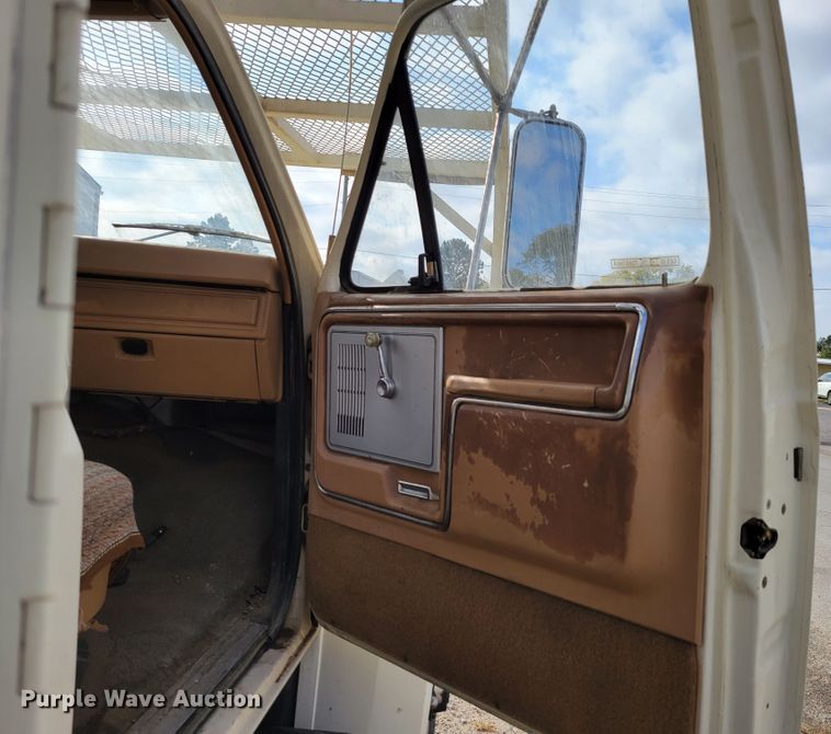 image for item DM8074 1985 Ford F800  digger derrick truck