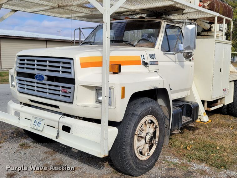 image for item DM8074 1985 Ford F800  digger derrick truck