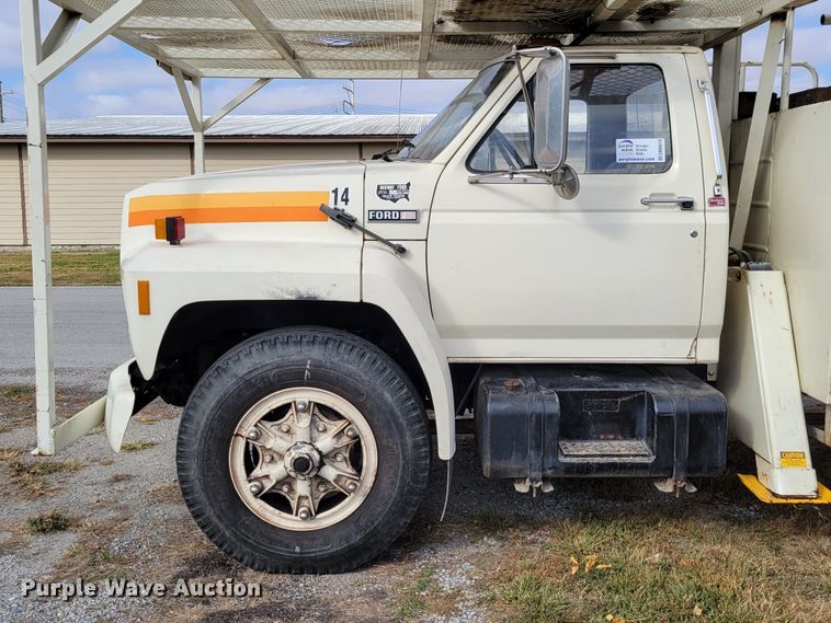 image for item DM8074 1985 Ford F800  digger derrick truck