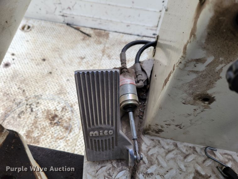 image for item DM8074 1985 Ford F800  digger derrick truck