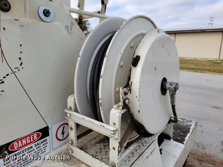 image for item DM8074 1985 Ford F800  digger derrick truck