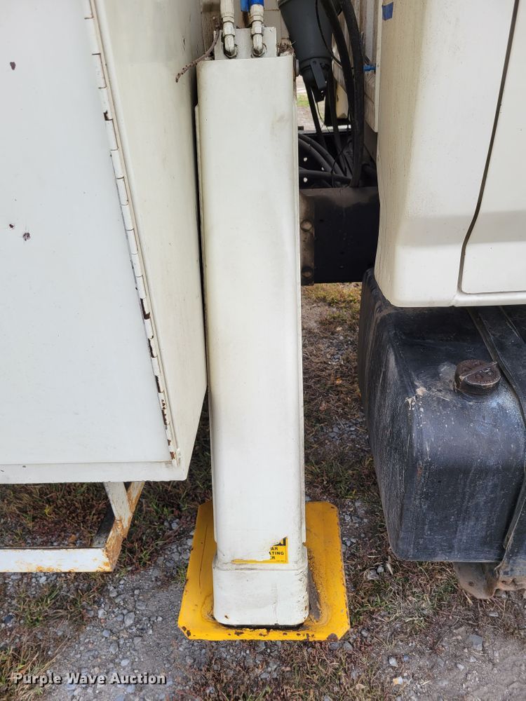 image for item DM8074 1985 Ford F800  digger derrick truck