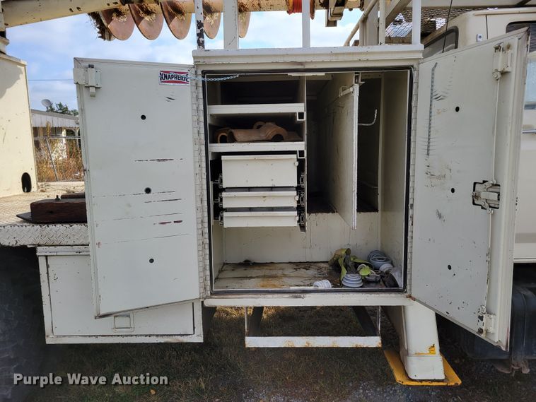 image for item DM8074 1985 Ford F800  digger derrick truck