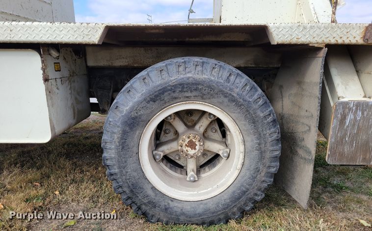 image for item DM8074 1985 Ford F800  digger derrick truck