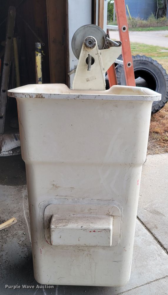 image for item DM8074 1985 Ford F800  digger derrick truck