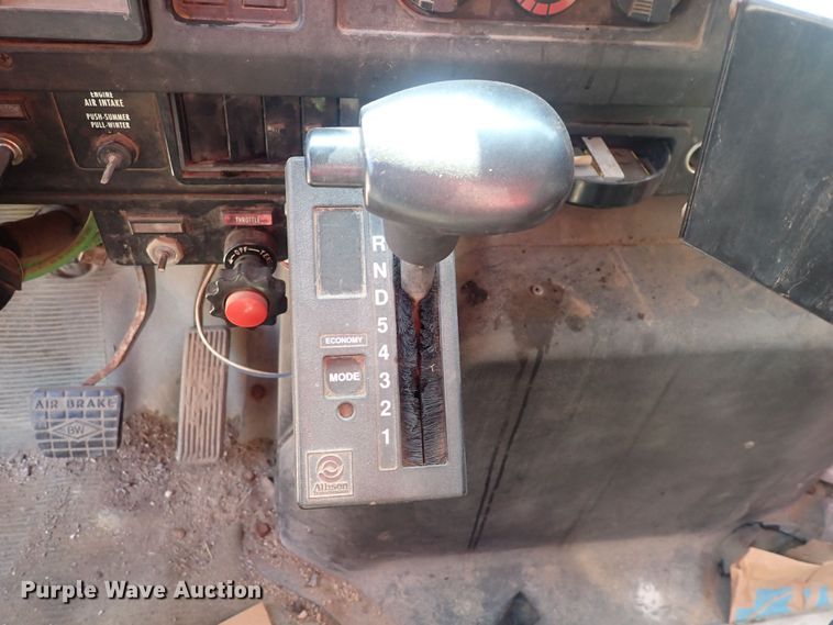 image for item DQ3004 1997 International 4900  dump truck