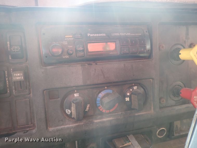 image for item DQ3004 1997 International 4900  dump truck