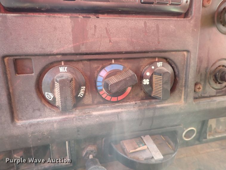 image for item DQ3004 1997 International 4900  dump truck