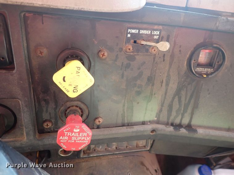 image for item DQ3004 1997 International 4900  dump truck