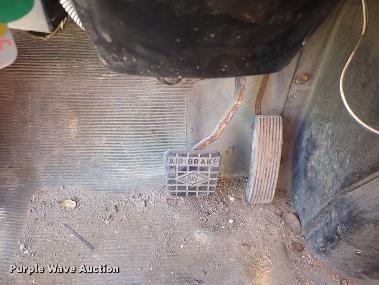 image for item DQ3004 1997 International 4900  dump truck