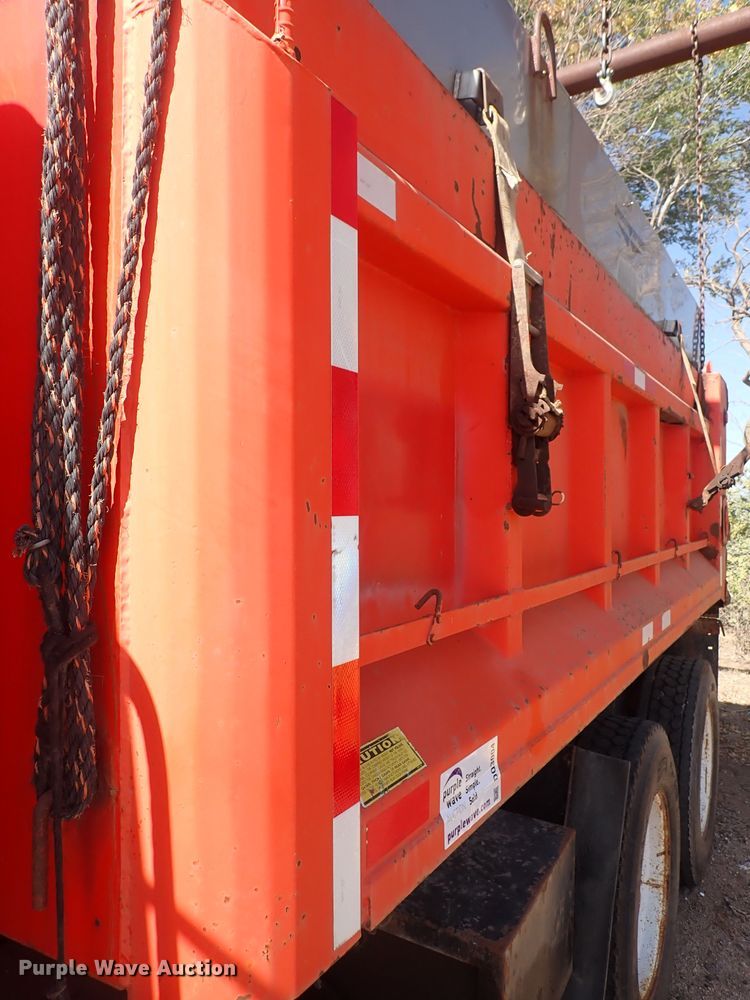 image for item DQ3004 1997 International 4900  dump truck