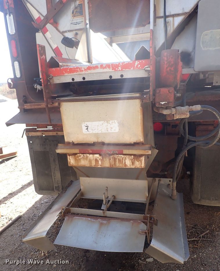 image for item DQ3004 1997 International 4900  dump truck