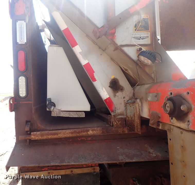 image for item DQ3004 1997 International 4900  dump truck