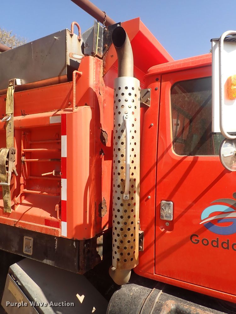 image for item DQ3004 1997 International 4900  dump truck