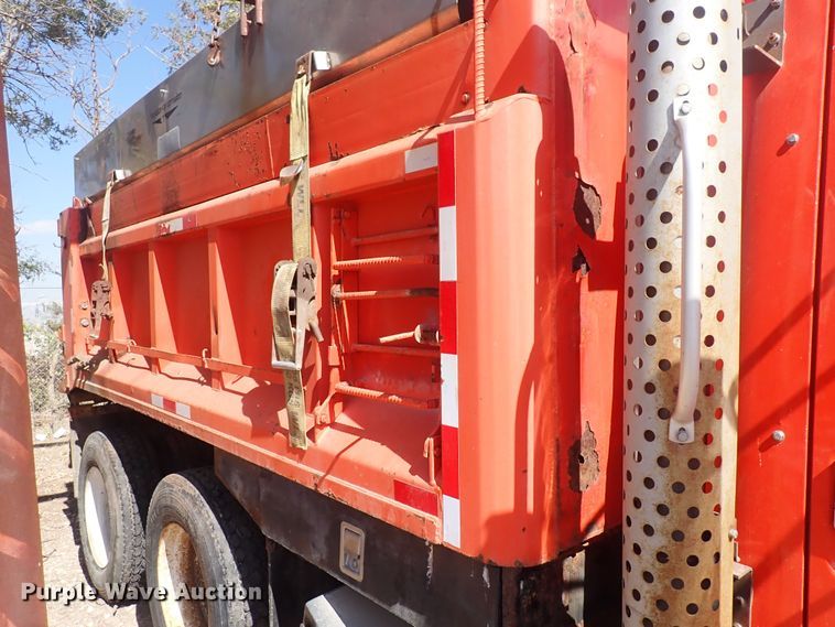 image for item DQ3004 1997 International 4900  dump truck