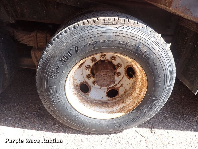 image for item DQ3004 1997 International 4900  dump truck