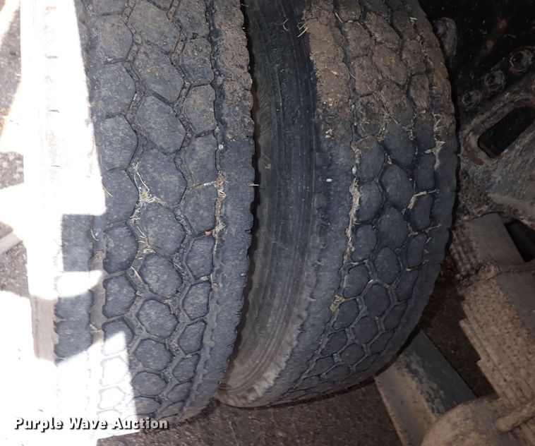 image for item DQ3004 1997 International 4900  dump truck