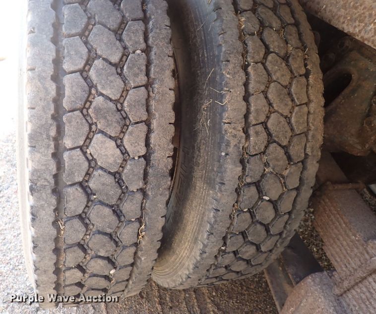 image for item DQ3004 1997 International 4900  dump truck