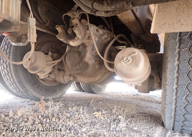 image for item DQ3004 1997 International 4900  dump truck