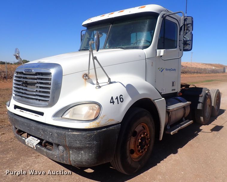 image for item DQ3048 2007 Freightliner Columbia  semi truck