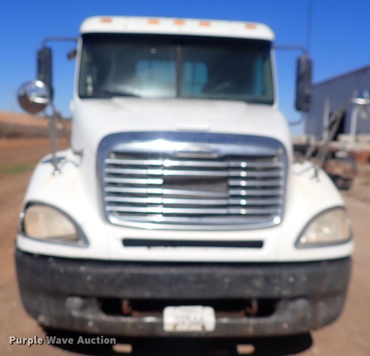 image for item DQ3048 2007 Freightliner Columbia  semi truck