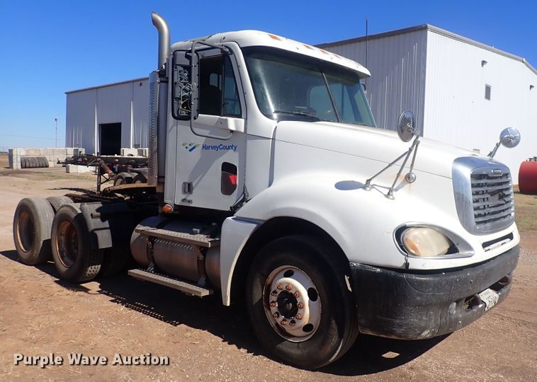 image for item DQ3048 2007 Freightliner Columbia  semi truck