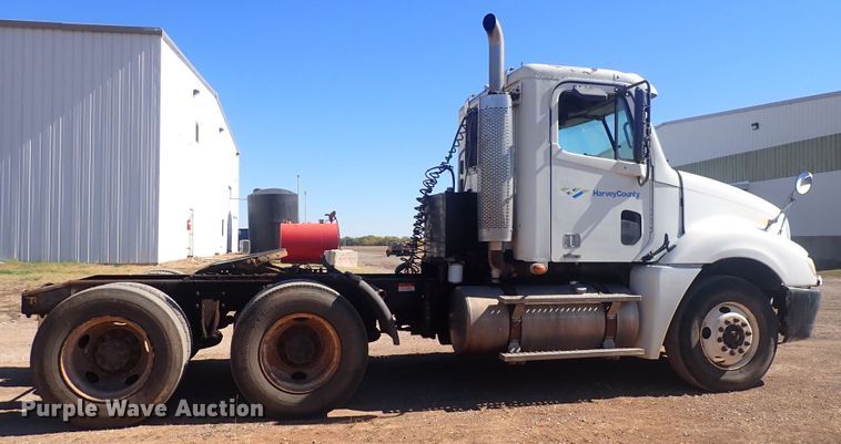 image for item DQ3048 2007 Freightliner Columbia  semi truck