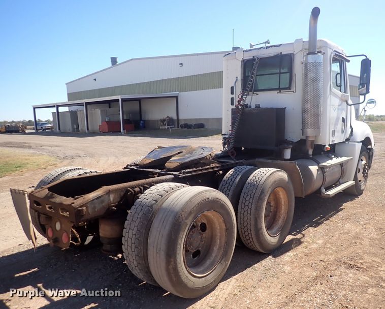 image for item DQ3048 2007 Freightliner Columbia  semi truck