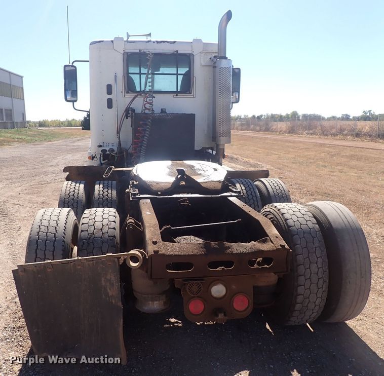 image for item DQ3048 2007 Freightliner Columbia  semi truck