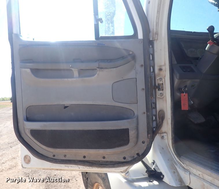 image for item DQ3048 2007 Freightliner Columbia  semi truck