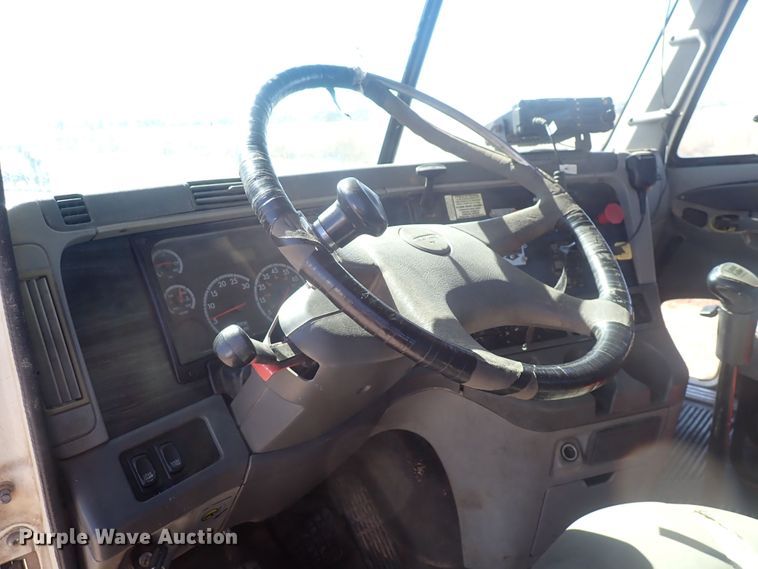 image for item DQ3048 2007 Freightliner Columbia  semi truck