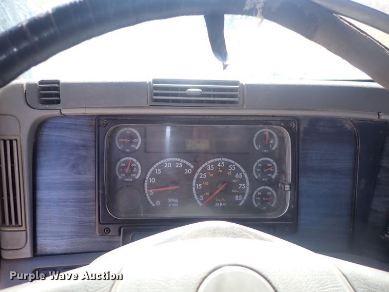 image for item DQ3048 2007 Freightliner Columbia  semi truck