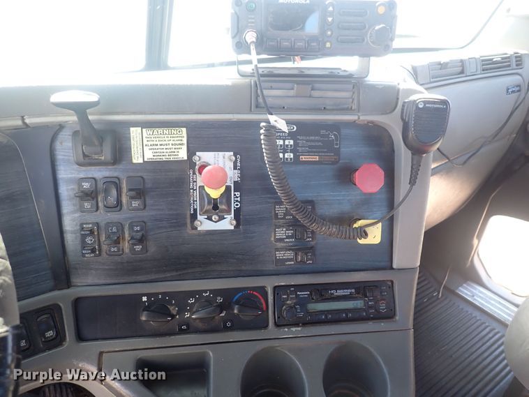 image for item DQ3048 2007 Freightliner Columbia  semi truck